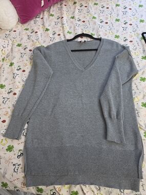 Arizona Jean Company Heather Gray V-Neck Sweater